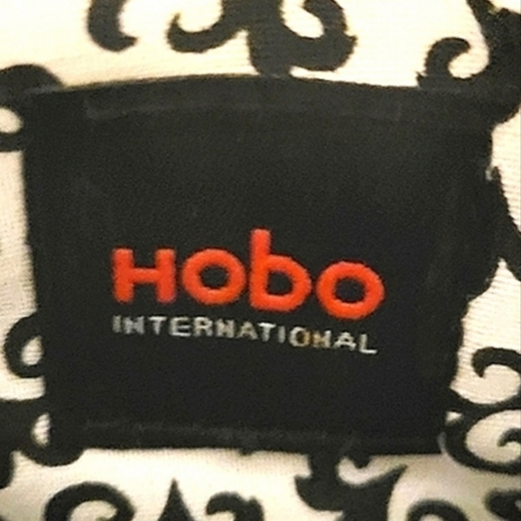 HOBO Int'l Metallic Silver Leather 'Euro Slide' Card & Passport Holder - Picture 2 of 6